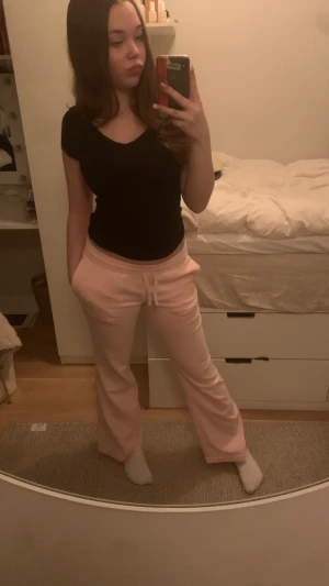 Rosa mjukis byxor - Rosa low waisted mjukisbyxor från weekday, köpte för inte så länge sedan och har inte använt dem mycket alls