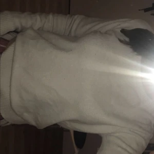 Stickad tröja  - En jätte fin vit stickad tröja från vila, säljer då den inte kommer till nån andvändning💗 den är i st M men den har blivit lite mindre och passar mig som är en S men passar även M💗 Skriv vid minsta lilla fråga❤️ Pris kan diskuteras ❤️