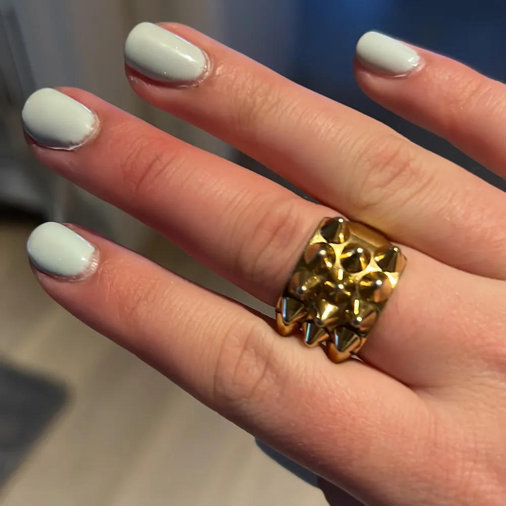 Min vara är en edblads ring,Den är i storlek 17,50 och är guld. Den är super fin och sälj för mindre än vad det kostar. Den är i vanliga fall 400 kr men säljs för 299 kr! . Accessoarer.