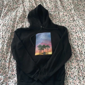 The cool elephant hoodie  - The cool elephant hoodie i st S. Skriv om ni har några frågor eller vill ha fler bilder mm!