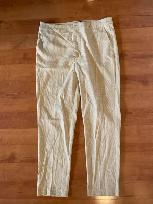 Kostymbyxor  - Rutiga kostymbyxor från Gina. Strl 42 men passar 38/40. 