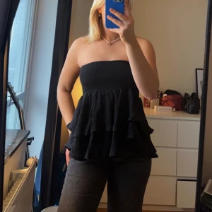 Svart topp - Den är såld som en kjol på shein, men är mycket finare att använda som en topp! Strl M, men passar perfekt för mig som har S