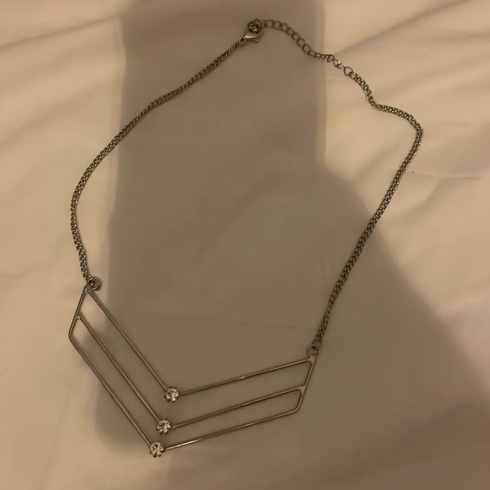 Silver halsband, vet ej om de är äkta men de rostar absolut inte! Köparen står för frakt❤️❤️❤️. Accessoarer.