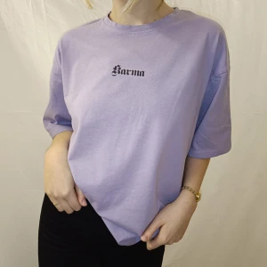 lila tshirt  - helt oanvänd tshirt från NAKD, storlek s men väldigt oversized så passar även m och l köparen står för frakten 💗