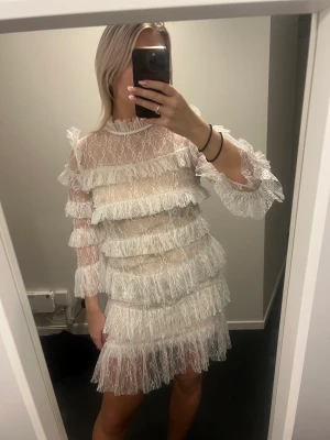 Studentklänning - Säljer nu min studentklänning i strl M, från Malina