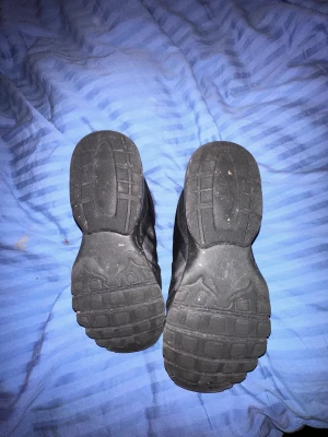 Nike VG-R - Hej. Säljer nu ett par skor jag köpte men dom passade ej så köpte ett par nya skor det är därför jag säljer de. Skorna är väldigt bekväma att gå i, du kan använda det på sommaren och vintern.  Storleken är 42.5.  Skorna har ett bra skick det är använda.
