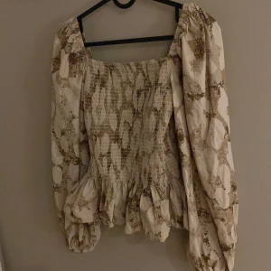 Festlig topp - Din topp med volang nertill och balongermar Köpt på Ullared, Pernilla wahlgrens kollektion