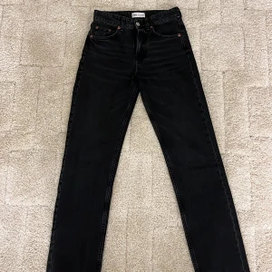 Svarta Zara Keans - Säljer dessa super snygga svarta raka midrise jeans från Zara✨🖤 Perfekt längd och sitter så fint🫶🏼