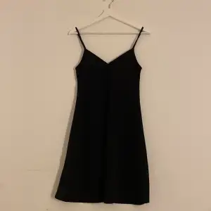 Jätte fin svart klänning som inte längre används. Passar jätte bra på sommaren💕