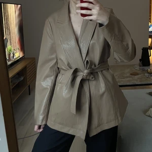 ”Läder” jacka från zara 150kr - Fejk läderjacka från zara. PU. Aldrig använt. Nypris 600kr. Mitt pris 150kr. Mer rättvis färg ser nu på bild 2