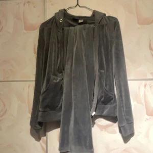 Gina mjukis - Gina tricot mjukis sätt i färgen grå utan snören.