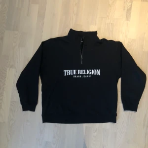 true religion half zip sweatshirt  - aldrig använd true religion half zip / quarter zip. storlek L men passar lite oversize 