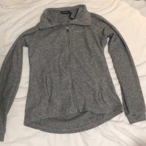 säljer en everest tjock tröja - säljer denna fina tjock tröjan pga den inte kommer till användning.🥰