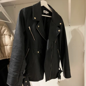 Skinnjacka  - Skinnjacka från na-kd x Donna romina 