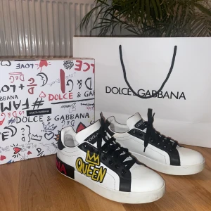 Dolce Gabbana sneakers - Hej, jag gör en intressekoll på mina sneakers, de är sjukt snygga och väldigt ovanliga. Nypriset ligger någonstans på 7000 kr. Jag har påse + kartong, har kvittot någonstans men inte hittat de än. Har dock kvitto på min kompis exakt likadana som jag köpte