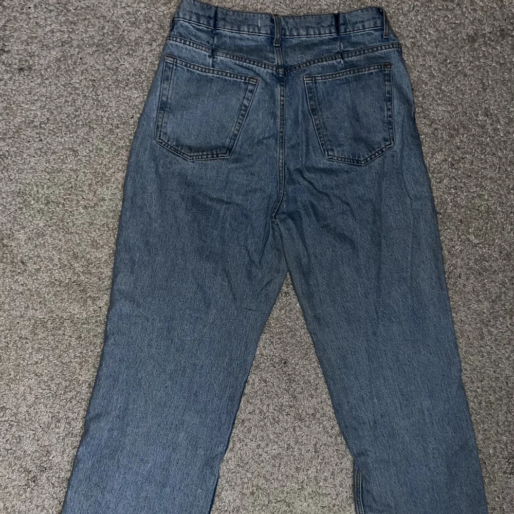 Slutsålda dad jeans från ASOS  Originalpris: 299kr Använts 2-3 gånger . Jeans & Byxor.