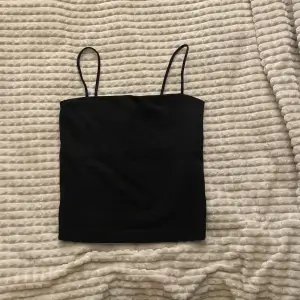 Ett fint svart basic linne från ginatricot som används fåtal gånger