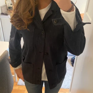 Jacka  - Säljer denna supersnygga mörkblåa jeansjacka från HM. Köpt på herravdelningen i storlek XS men passar perfekt på S-M i damstorlek. Jättefint skick! DM vid intresse!!💕💕 (köpare står för frakt)