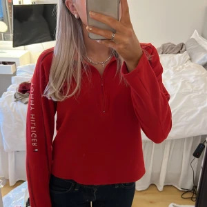 Fleecetröja  - Jättefin röd halv zip tröja från Tommy Hilfiger i storlek M men passar XS. 