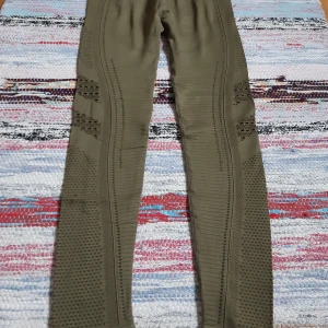 Träningsset - Säljer ett träningsset, byxa och topp i storlek M.