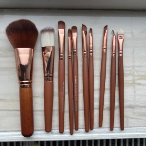 Sminkborstar  - Helt nytt Sminkborstar set som jag fick i julklapp. Det är 10st borstar i settet till hela ansiktet! Säljer dom då jag fick 2 likadana. De är helt oanvända och verkligen så fina i färgen. Bra kvalite och sköna! 🫶🏼