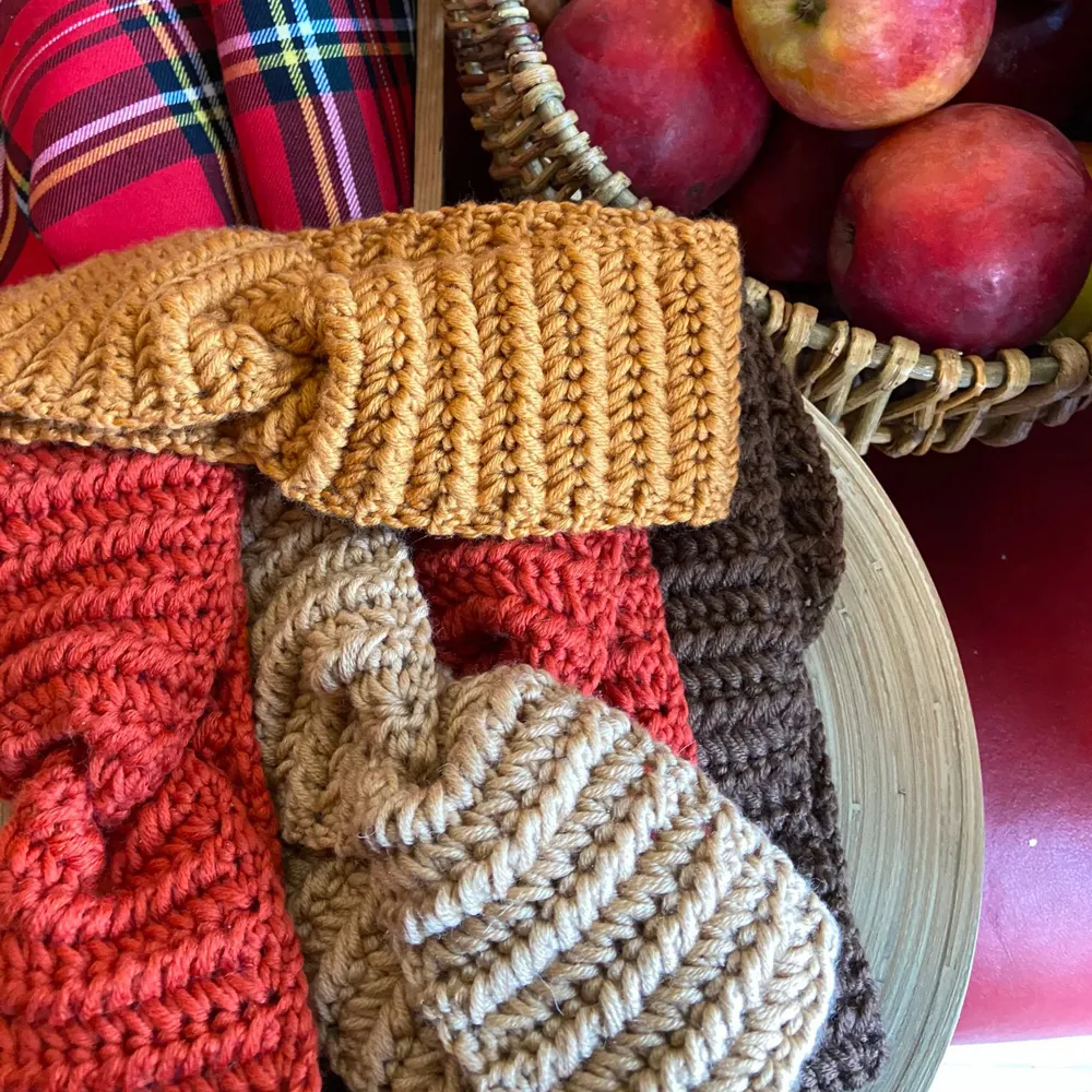 Elegant crochet headband for any occasion! Handmade in Sweden🇸🇪 One size fits all Material: merino wool (Italy) Available in all shown colors🧡🤎❤️. Asusteet.