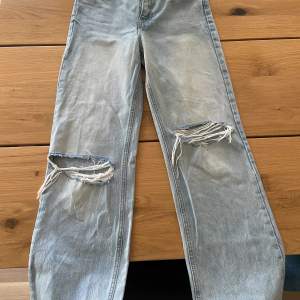 Ett par high waist wide leg jeans från Zara, strl 34 (small-xs) med ripped knän. 72 cm midjemått 78 cm innerbenslängd 107 cm ytterbenslängd