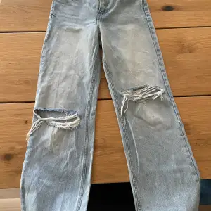 Ett par high waist wide leg jeans från Zara, strl 34 (small-xs) med ripped knän. 72 cm midjemått 78 cm innerbenslängd 107 cm ytterbenslängd