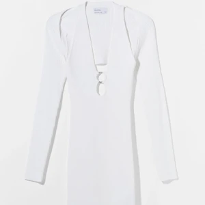 Klänning - Vit klänning i boleromodell storlek s, men passar även xs 🥰 frakt tillkommer 