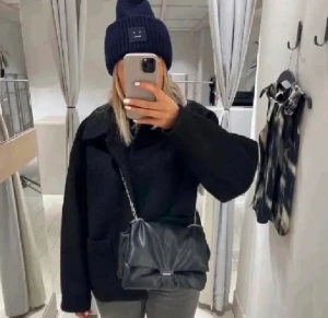 Kort kappa Monki - Säljer denna populära korta kappa från monki. Den är lite nopprig men ändå i ganska bra skick! Köp direkt för 470kr + frakt💞💞