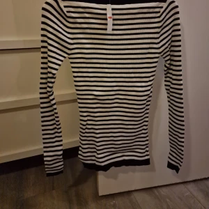 Ny tröja - Ny tröja köpt på Lindex.storlek S. Ord pris 199