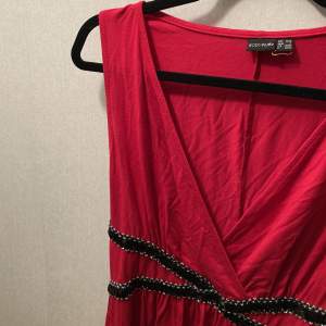 SÅ fin rosa klänning köpt för några år sedan 😍 fint skick, stretchig och djup urringning (gillar man inte hur djup den är kan man använda säkerhetsnål). Figurkramande 🫶🏼 hör av er för fler bilder!