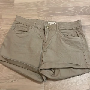 Shorts - Beiga shorts i storlek 36
