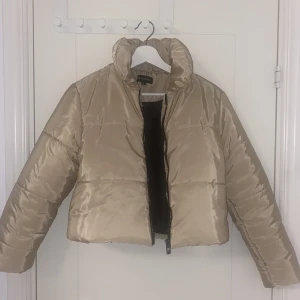 beige vinterjacka - asfin beige jacka som går till midjan ungefär från prettylittlething🤎