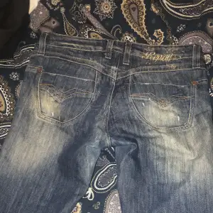 Ett par suuuuper lågmidjade replay jeans som ger lite Thirteen movie/downtown girl vibbar med värde för ca 1000kr. Har används en gång.