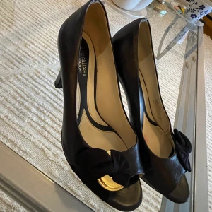 Klackskor  - Fina och enkla klackskor som jag endast använt 3-4 gånger, köpta i USA