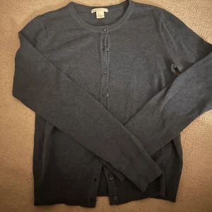 Kofta - Säljer denna otroligt fina kofta som aldrig använts, den kommer från hm i stormen XS och är så fin blå färg❤️