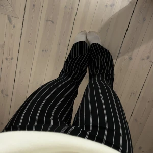 Randiga kostymbyxor  - Randiga high-waist kostymbyxor från urban outfiters i storlek 36.