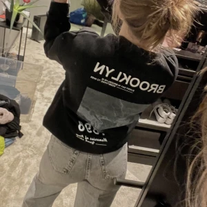Tröja med tryck på ryggen - Säljer denna snygga sweatshirten med tryck på ryggen i storlek S!! Aldrig använd 💞