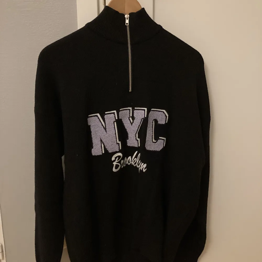 NYC/Brooklyn tröja köpt från Bershka, storlek S men oversized så passar M med. Den är i bra skick och endast använd några gånger. Säljer pga att den inte kommer till användning.. Stickat.