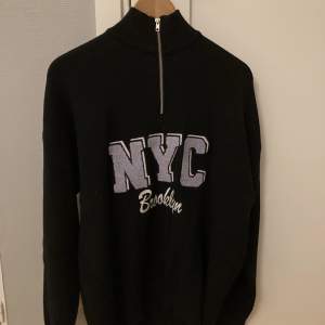 NYC/Brooklyn tröja köpt från Bershka, storlek S men oversized så passar M med. Den är i bra skick och endast använd några gånger. Säljer pga att den inte kommer till användning.