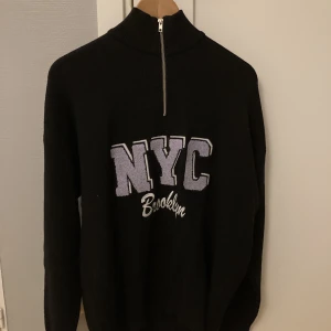 NYC/Brooklyn tröja - NYC/Brooklyn tröja köpt från Bershka, storlek S men oversized så passar M med. Den är i bra skick och endast använd några gånger. Säljer pga att den inte kommer till användning.