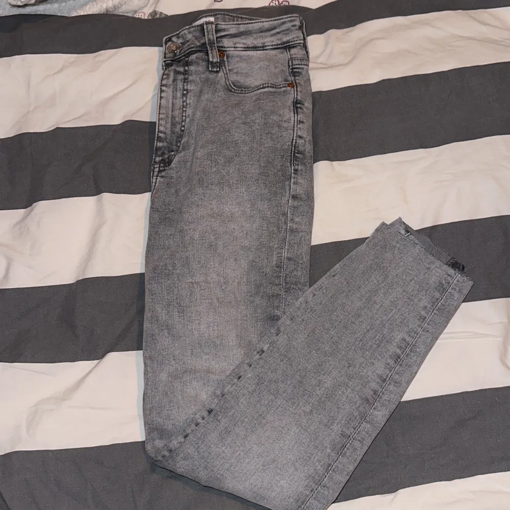 Skinny jeans, jättestrechiga och sköna, avklippta  . Jeans & Byxor.
