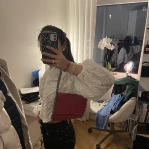 Väska - Säljer väska, en röd ”liten” unbranded med samma modell som den på bilden, för mer bilder skriv till mig så löser jag det❤️ Säljs för 99kr+frakt❤️