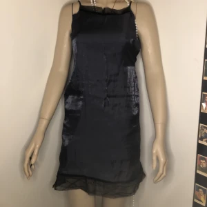 Klänning - Klänning i gott skick med dragkedja på sidan. Paljetter längst ner. Storlek xxs