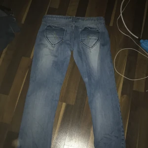 Jeans - Säljer mina lågmidjade jeans från fornarnia då byxorna sitter lite för kort på mig som är 1,62. Använt 1 gång.