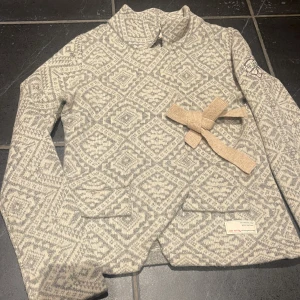 Odd Molly - En oanvänd kofta från Odd Molly. Väldigt fin och mycket bra skick. Storlek 1 vilket motsvarar S. Passar även till Xs. Modell 233. Priset kan diskuteras. 