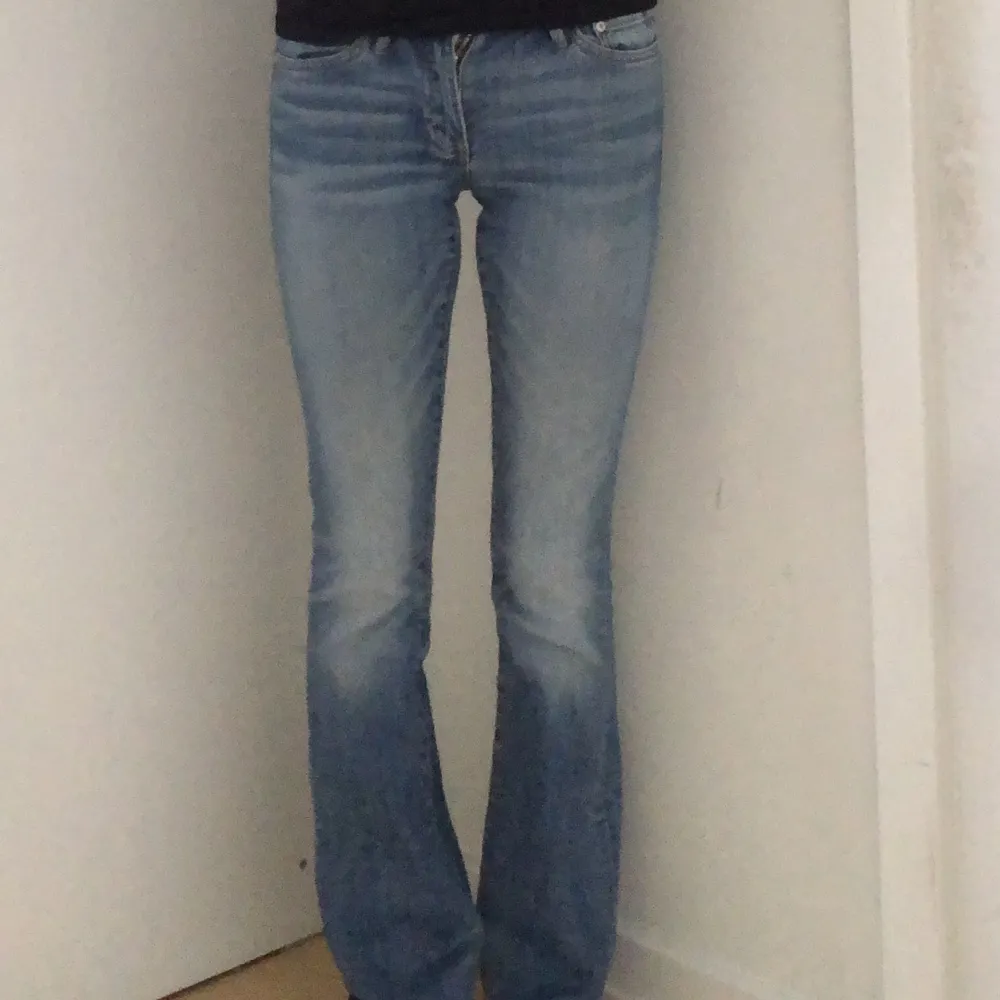 Lågmidjade bootcut jeans från Crocker💕 innerbenslängd 77cm, midjemått 33cm! fraktar men kan även mötas upp i Stockholm. Jeans & Byxor.