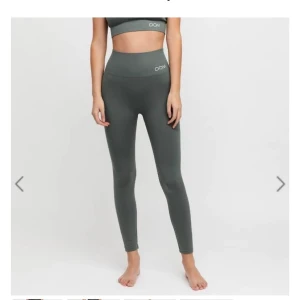 Drop of mindfulness träningstajts - Säljer mina gröna träningstajts från Drop of mindfulness. Skönt material💗