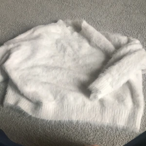 Vit fluffig tröja - Super söt lite kroppad vit tröja. Den är stickad och täckt med ”fluff”. Super mysig, gosig och söt